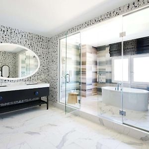 Grand Deluxe Tower Queen Room